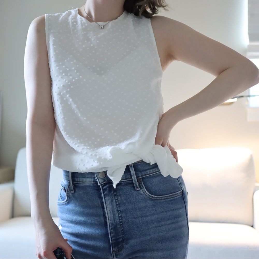 🤍Aritzia Babaton dotted material sleeveless blouse top